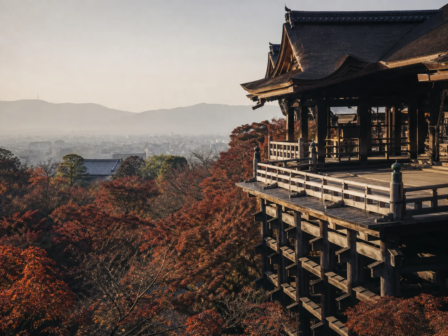 紅葉に包まれた清水寺の舞台